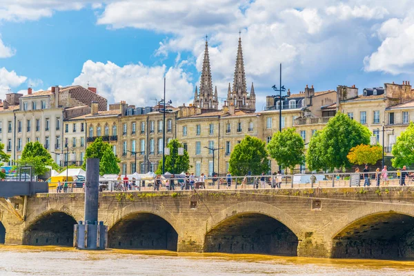 İnsanlar güneşli bir mesire alongisde Garonne Nehri Bordeaux, Frangı tadını çıkarıyor