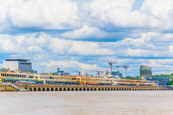 Lidé Těší Slunečného Dne Řece Garonne Oprávněno Promenáda Bordeaux Frank — Stock fotografie