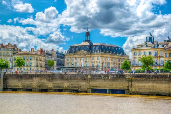 İnsanlar güneşli bir mesire alongisde Garonne Nehri Bordeaux, Frangı tadını çıkarıyor
