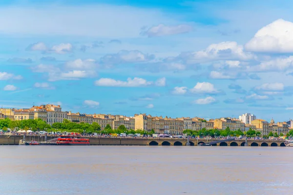 İnsanlar güneşli bir mesire alongisde Garonne Nehri Bordeaux, Frangı tadını çıkarıyor