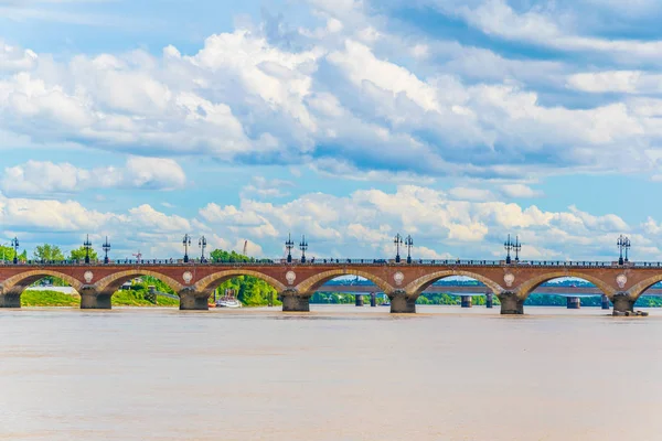 Bordeaux 'da Pont de Pierre, Franc