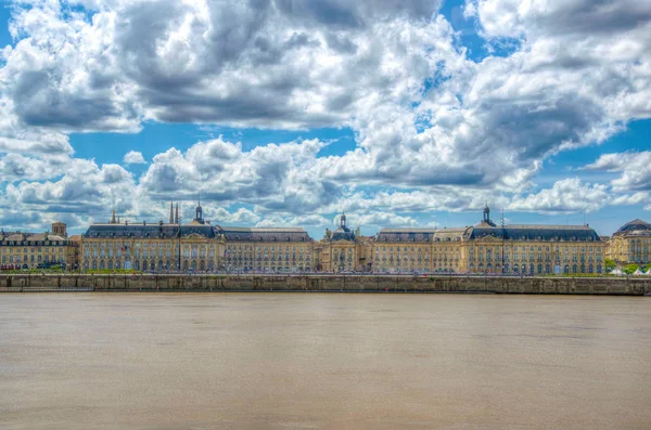 Bordeaux, Frangı Stalingrad kısmından Garonne Nehri üzerinde yer de la Bourse görüntülendi