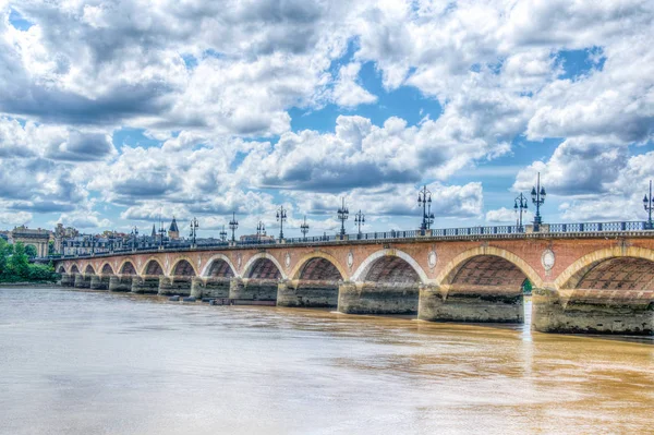 Bordeaux 'da Pont de Pierre, Franc