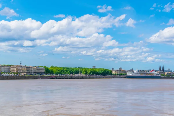 İnsanlar güneşli bir mesire alongisde Garonne Nehri Bordeaux, Frangı tadını çıkarıyor