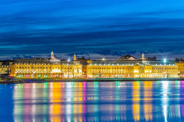 Gece görünümü yer de la Bourse, Bordeaux, Frangı Stalingrad kısmından Garonne Nehri üzerinden görüntülenmesi