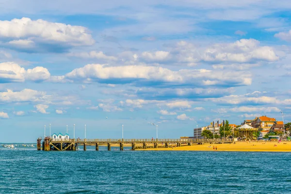 İnsanlar güneşli bir gün Arcachon, Frangı bir kumlu plajda tadını çıkarıyor