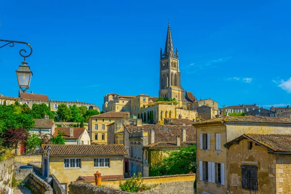 Пташиного Польоту Французькому Селі Saint Emilion Домінують Шпиль Монолітні Churc — стокове фото