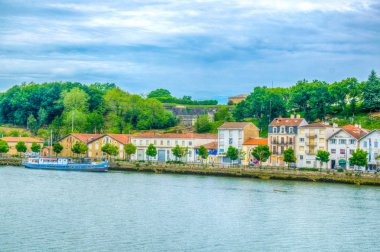Bayonne, Frangı akan Adour Riverside
