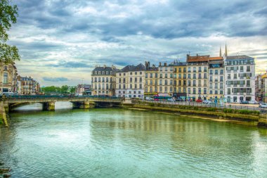 Bayonne, Frangı akan Nive Riverside