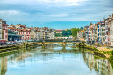 Bayonne, Frangı akan Nive Riverside