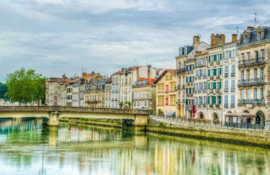 Bayonne, Frangı akan Nive Riverside