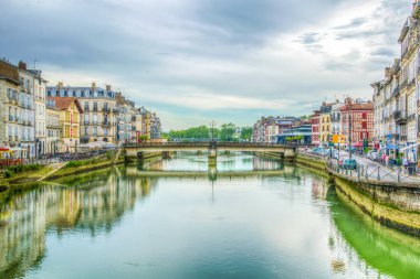 Bayonne, Frangı akan Nive Riverside