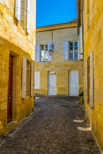 Saint Emilion Frangı içinde dar bir sokakta görünümünü