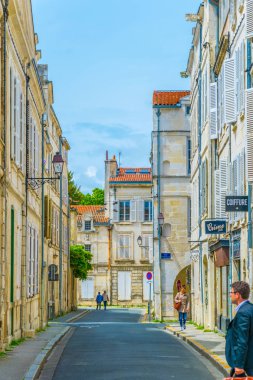 La Rochelle, Fransa, 12 Mayıs 2017: dar sokak içinde tarihi merkezi La Rochelle, Frangı görünümünü