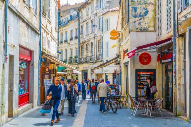 La Rochelle, Fransa, 12 Mayıs 2017: dar sokak içinde tarihi merkezi La Rochelle, Frangı görünümünü
