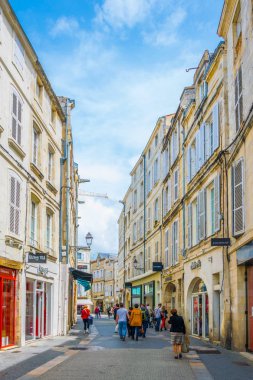La Rochelle, Fransa, 12 Mayıs 2017: dar sokak içinde tarihi merkezi La Rochelle, Frangı görünümünü