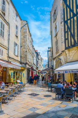 La Rochelle, Fransa, 12 Mayıs 2017: dar sokak içinde tarihi merkezi La Rochelle, Frangı görünümünü