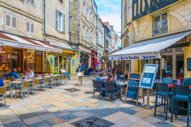 La Rochelle, Fransa, 12 Mayıs 2017: dar sokak içinde tarihi merkezi La Rochelle, Frangı görünümünü