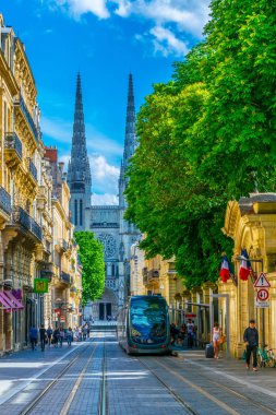 Bordeaux, Fransa, 14 Mayıs 2017: Bordeaux, Frangı tarihi merkezi dar bir sokakta görünümünü