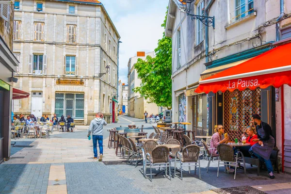 法国拉罗谢尔 2017年5月12日 在拉罗谢尔的历史中心的一条狭窄的街道视图 — 图库照片