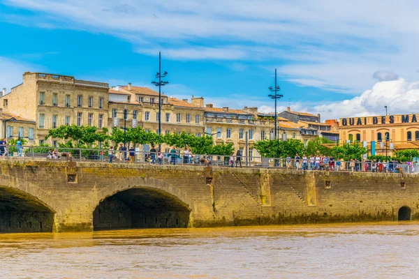 Bordeaux, Fransa, 14 Mayıs 2017: İnsanlar güneşli bir mesire alongisde Garonne Nehri Bordeaux, Frangı tadını çıkarıyor
