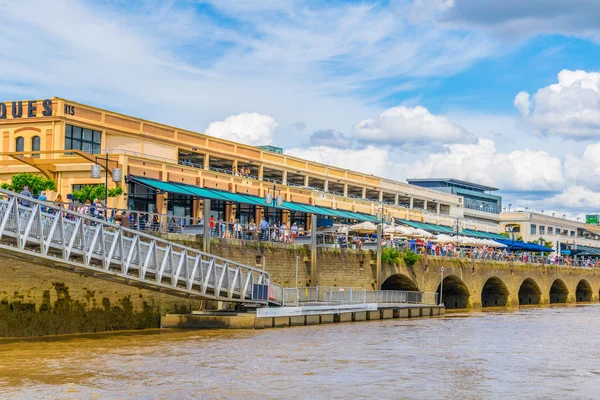 Bordeaux Frankrike Maj 2017 Människor Njuter Solig Dag Promenade Alongisde — Stockfoto