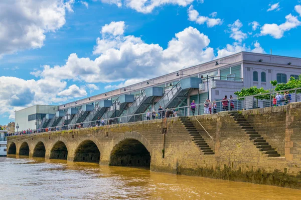 Bordeaux Frankrike Maj 2017 Människor Njuter Solig Dag Promenade Alongisde — Stockfoto