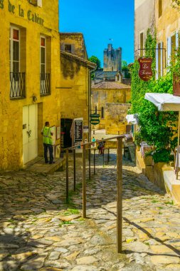 Emilion, Fransa, 16 Mayıs 2017 aziz: Turist ile Saint Emilion Frangı içinde dar bir sokakta geziniyor