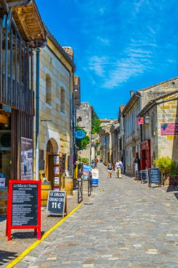 Emilion, Fransa, 16 Mayıs 2017 aziz: Turist ile Saint Emilion Frangı içinde dar bir sokakta geziniyor