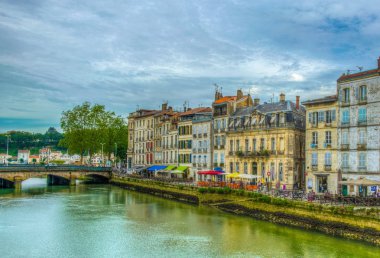 Bayonne, Fransa, 16 Mayıs 2017: Bayonne, Frangı akan Nive Riverside
