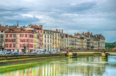 Bayonne, Fransa, 16 Mayıs 2017: Bayonne, Frangı akan Nive Riverside