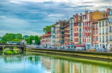 Bayonne, Fransa, 16 Mayıs 2017: Bayonne, Frangı akan Nive Riverside
