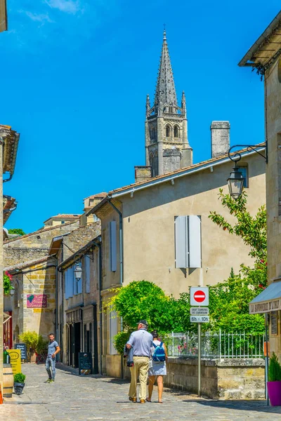 Saint Emilion Frankrike Maj 2017 Turister Promenader Genom Smal Gata — Stockfoto