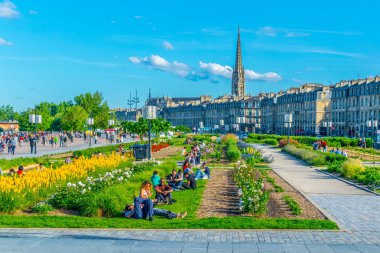 Bordeaux, Fransa, 14 Mayıs 2017: İnsanlar güneşli bir mesire alongisde Garonne Nehri Bordeaux, Frangı tadını çıkarıyor