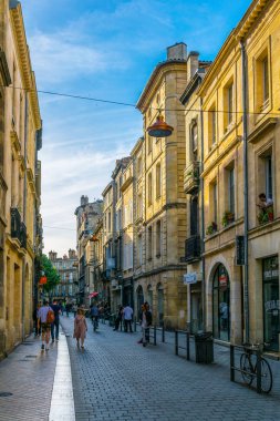 Bordeaux, Fransa, 14 Mayıs 2017: Bordeaux, Frangı tarihi merkezi dar bir sokakta görünümünü