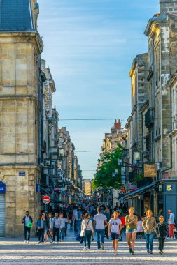 Bordeaux, Fransa, 14 Mayıs 2017: Bordeaux, Frangı tarihi merkezi dar bir sokakta görünümünü