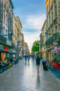 Bordeaux, Fransa, 14 Mayıs 2017: Bordeaux, Frangı tarihi merkezi dar bir sokakta görünümünü