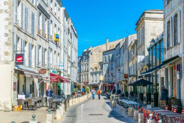 La Rochelle, Fransa, 12 Mayıs 2017: dar sokak içinde tarihi merkezi La Rochelle, Frangı görünümünü