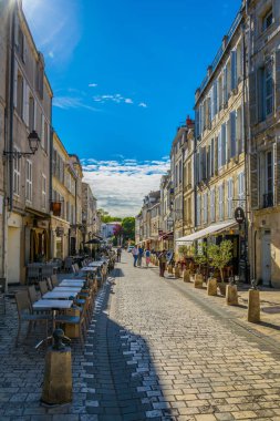 La Rochelle, Fransa, 12 Mayıs 2017: dar sokak içinde tarihi merkezi La Rochelle, Frangı görünümünü