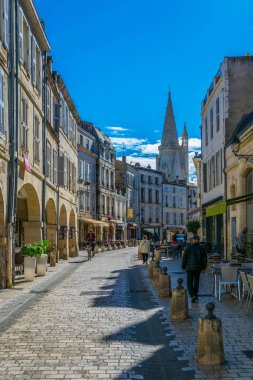 La Rochelle, Fransa, 12 Mayıs 2017: dar sokak içinde tarihi merkezi La Rochelle, Frangı görünümünü