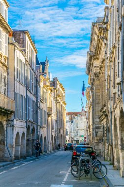 La Rochelle, Fransa, 12 Mayıs 2017: dar sokak içinde tarihi merkezi La Rochelle, Frangı görünümünü