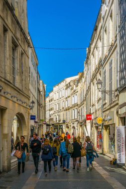 La Rochelle, Fransa, 12 Mayıs 2017: dar sokak içinde tarihi merkezi La Rochelle, Frangı görünümünü