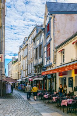La Rochelle, Fransa, 12 Mayıs 2017: dar sokak içinde tarihi merkezi La Rochelle, Frangı görünümünü