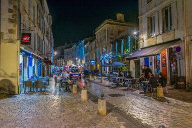 La Rochelle, Fransa, 12 Mayıs 2017: Dar sokak içinde tarihi merkezi La Rochelle, Frangı gece görünümü