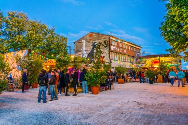 La Rochelle, Fransa, 12 Mayıs 2017: Gece hayatı içinde Le Gabut district La Rochelle, Frangı görünümünü