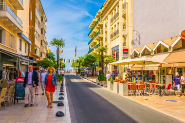 Arcachon, Fransa, 15 Mayıs 2017: Arcachon, Frangı tarihi merkezi bir plaj yol açan ana yaya sokak