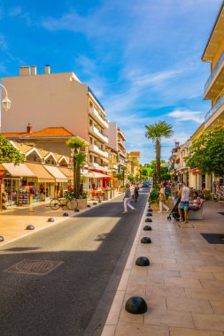 Arcachon, Fransa, 15 Mayıs 2017: Arcachon, Frangı tarihi merkezi bir plaj yol açan ana yaya sokak