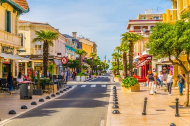 Arcachon, Fransa, 15 Mayıs 2017: Arcachon, Frangı tarihi merkezi bir plaj yol açan ana yaya sokak