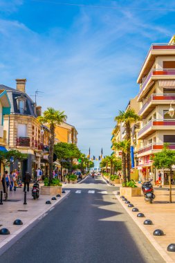 Arcachon, Fransa, 15 Mayıs 2017: Arcachon, Frangı tarihi merkezi bir plaj yol açan ana yaya sokak