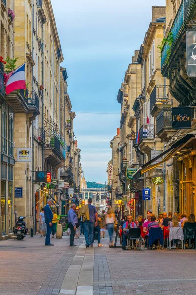 Bordeaux Francja Maja 2017 Widok Wąskiej Uliczce Zabytkowym Centrum Bordeaux — Zdjęcie stockowe